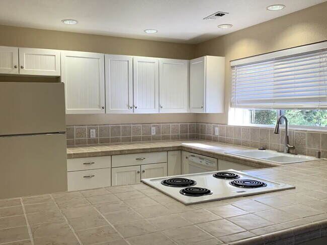 Building Photo - Spacious 2-bedroom home near Lyons Park; rent includes water