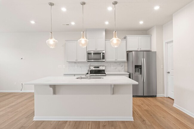 Building Photo - Like-New Townhome in Pristine, Move-In Ready Condition