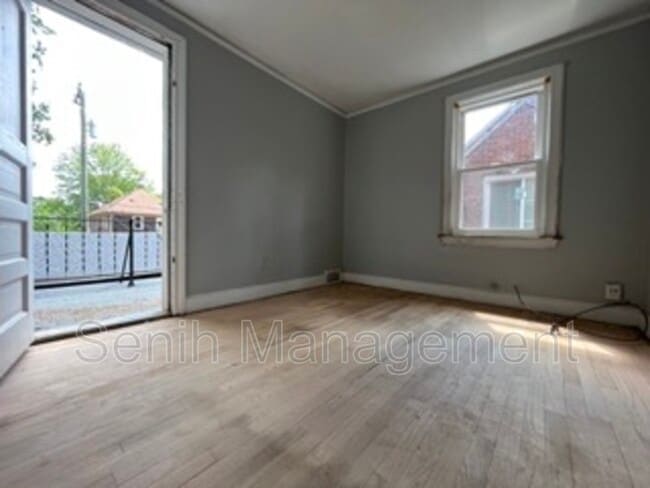 Building Photo - 5106 Buckingham