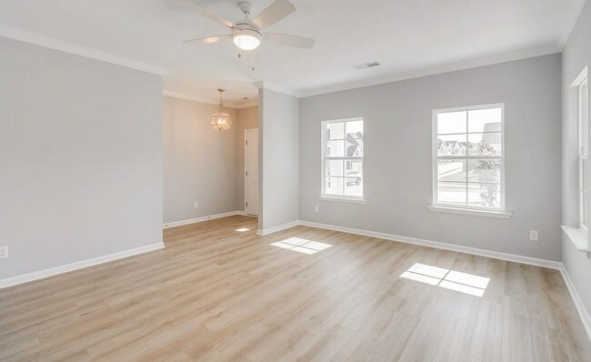 Building Photo - Spacious 5-Bedroom Home with Modern Finishes in Prime Elgin Location