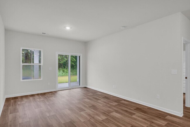 Building Photo - ***FREE DECEMBER RENT*** AND APPLICATION FEES WAIVED UPON APPROVAL!!! Dog friendly home!