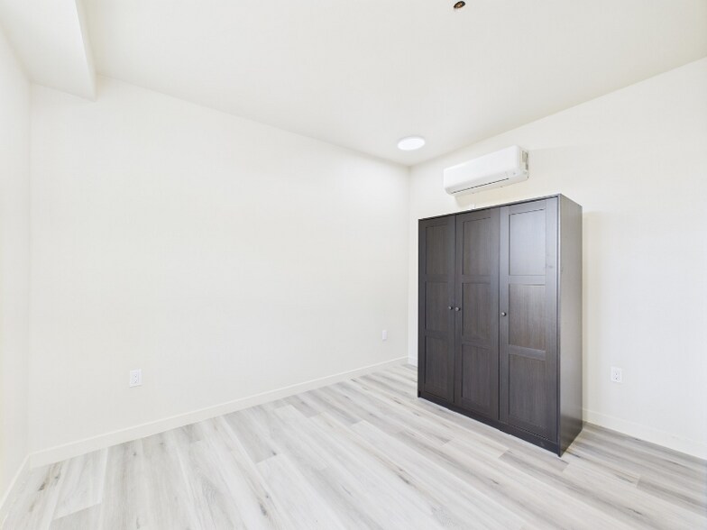 Building Photo - 8453 Langdon Ave