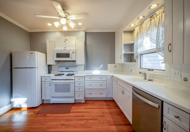 Building Photo - Historic Elegance in Old Town Alexandria