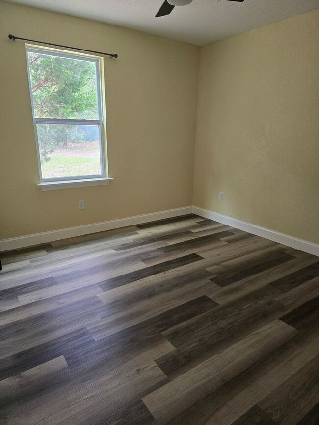 Building Photo - Gorgeous 2/1 in Homosassa!!!