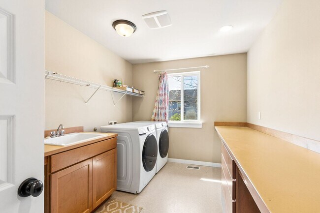 Building Photo - 5 Bedroom 3 Bath Home in Bothell Beaumont Sub Division $4300