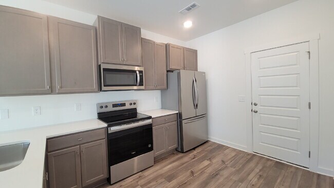 Building Photo - "Charming Newly built 3-Bed Townhouse Retreat with Granite Elegance in Prime Huntsville Location!"