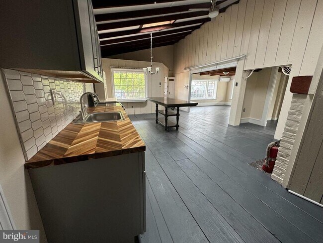 Building Photo - 25 Main St