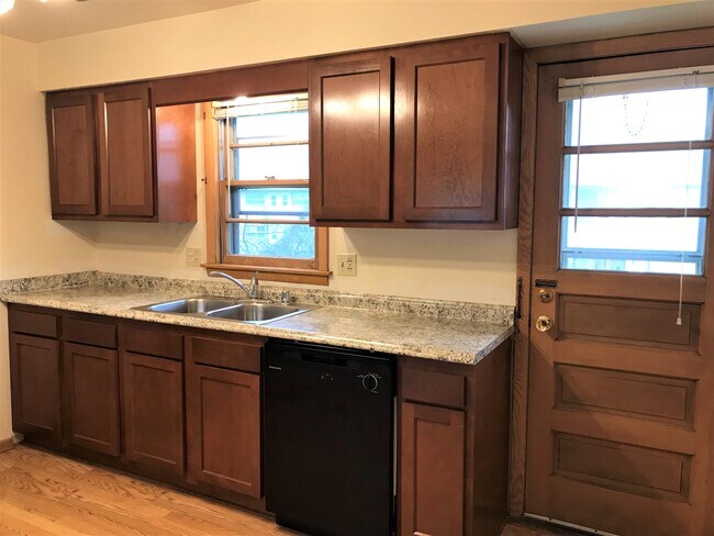 Building Photo - 410 Pawling St