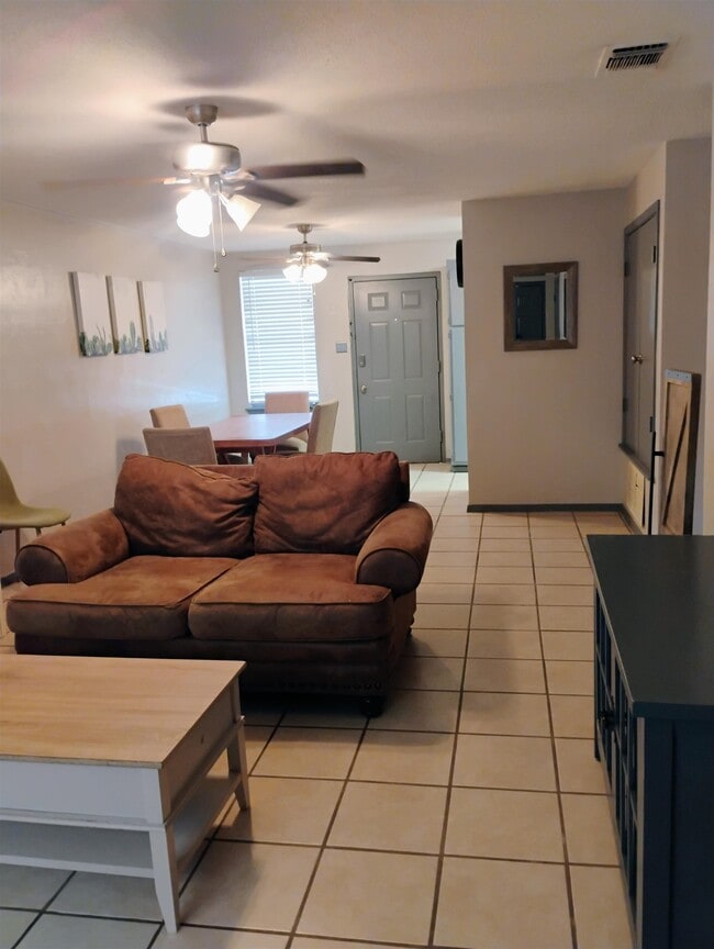 Building Photo - 710 W Cantu Rd