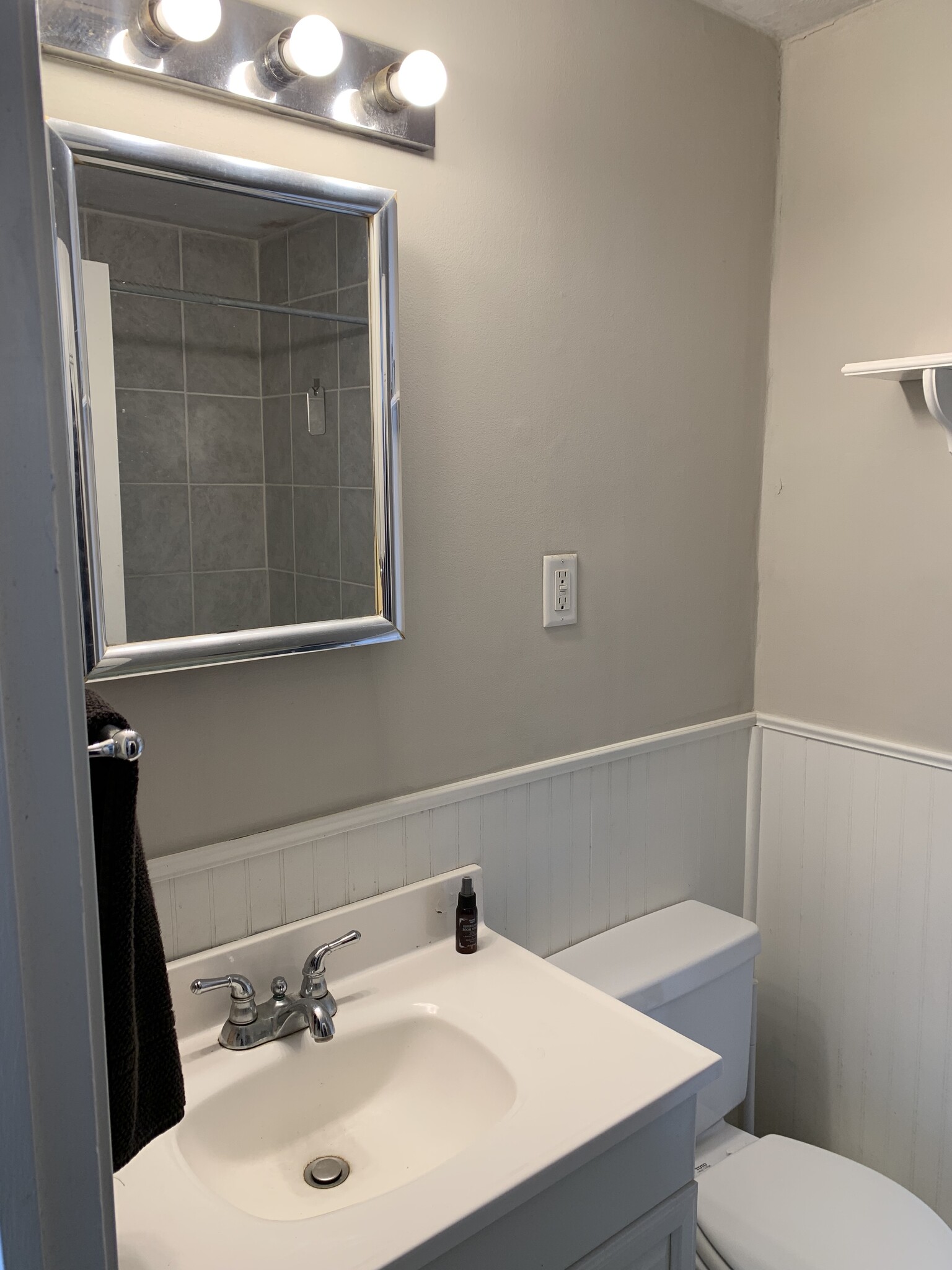 Bathroom with tile tub - 915 Edgell Rd