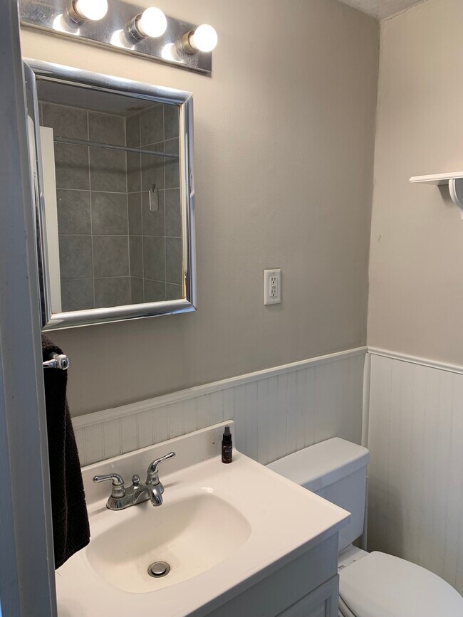 Bathroom with tile tub - 915 Edgell Rd