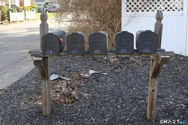 Building Photo - 25 W Silver St