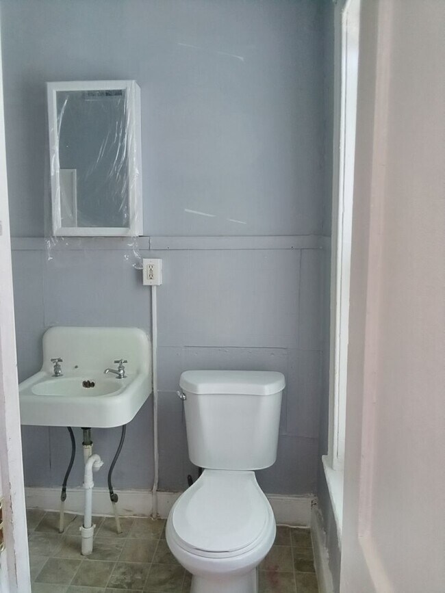 Building Photo - 1023 Greenwich St