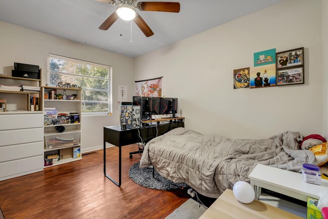 Building Photo - 1902 Sunset Ln