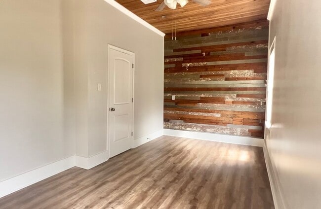 Building Photo - RENTAL AVAILABLE- 3 BED 3 BATH CLOSE TO CAMPUS
