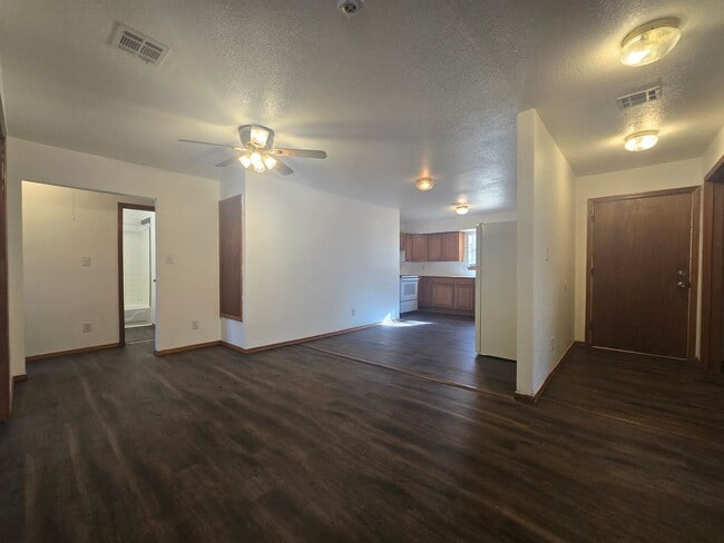 Building Photo - 4 Bed 2 Bath at Shawnee