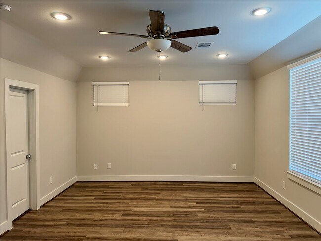 Building Photo - 1282 N Post Oak Rd