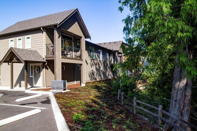 Building Photo - 1 bedroom Townhome with attached garage