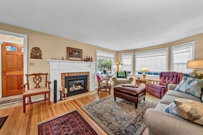 Building Photo - Charm & warmth