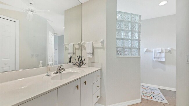 Building Photo - 974 Rotonda Cir