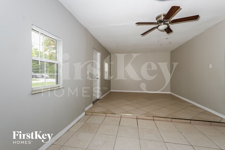 Building Photo - 438 SE Streamlet Ave