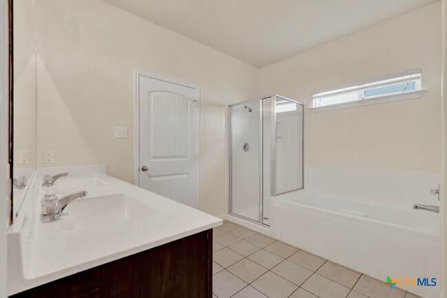 Building Photo - 1355 Fall Cover St