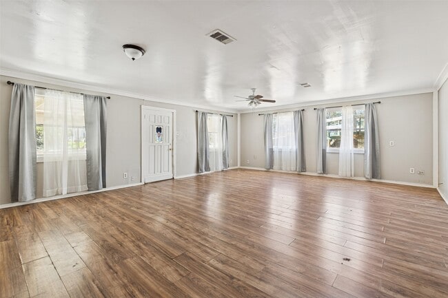 Building Photo - 111 Lazy Trail