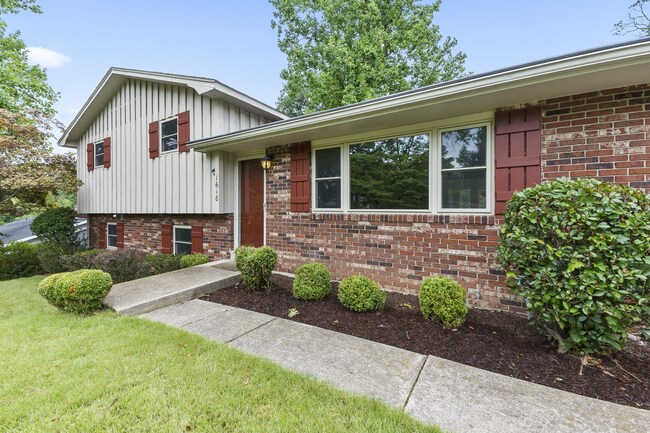 Building Photo - 1618 Oak Hills St