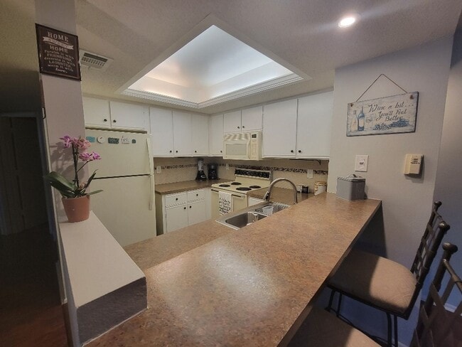 Building Photo - Lovely bottom floor UN-furnished condo Por...