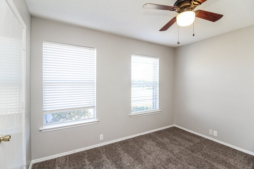 Building Photo - 822 Cascade Dr