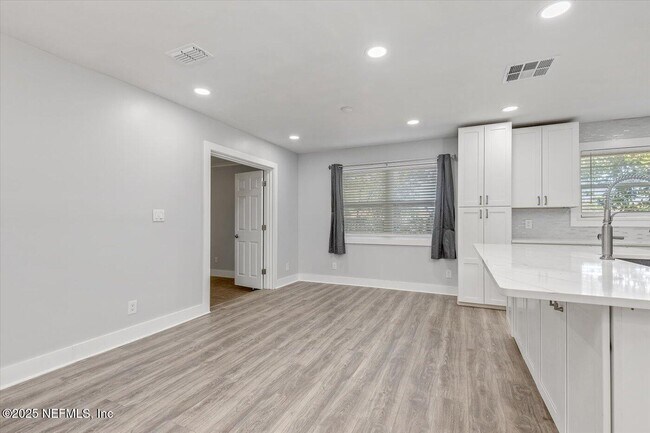 Building Photo - 6643 Greenfern Ln