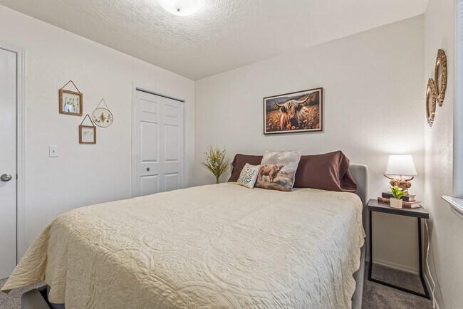 Building Photo - 727 W Clark Ave