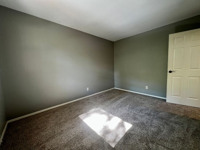 Building Photo - 1685 Lochcrest Dr