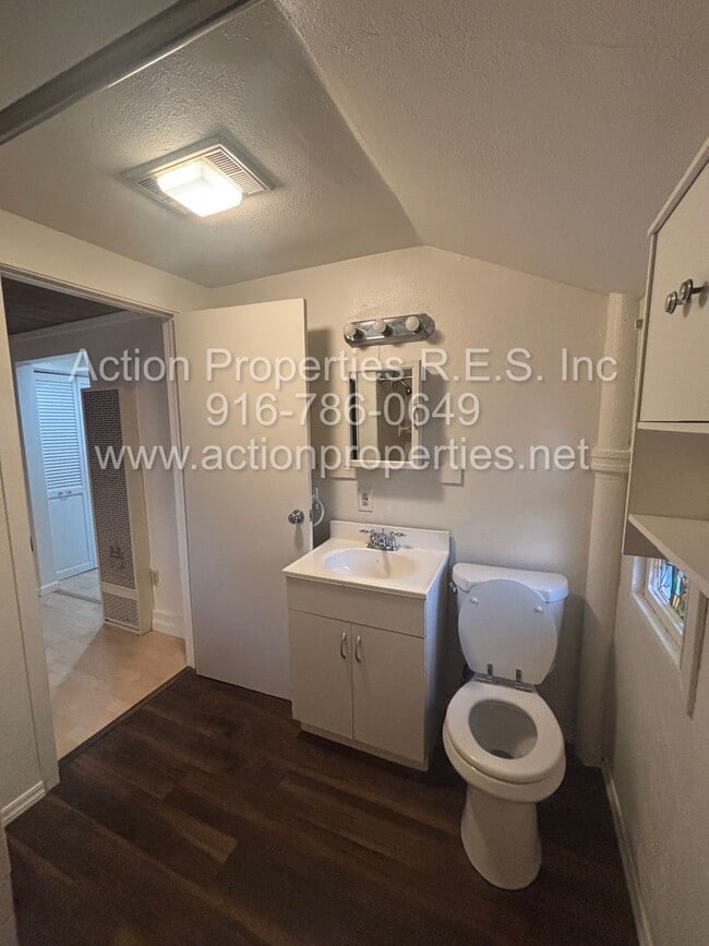 Building Photo - Central Roseville, 1 Bed, 1 Ba, Wall Air, Large Living Room, Bedroom Downstairs, Large Deck great...