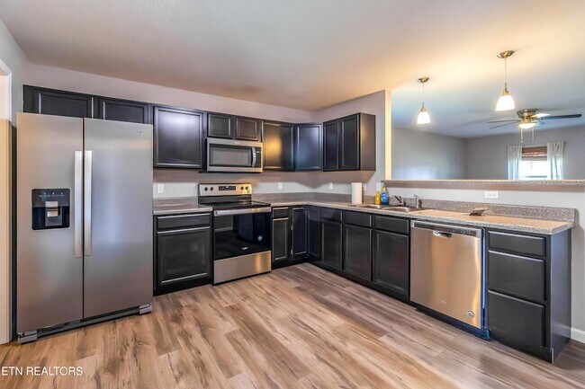 Building Photo - 524 Midlake Dr NE