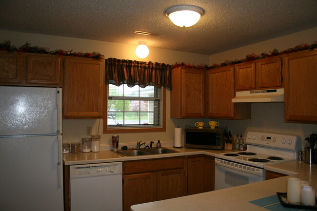 Building Photo - Countryside Townhomes