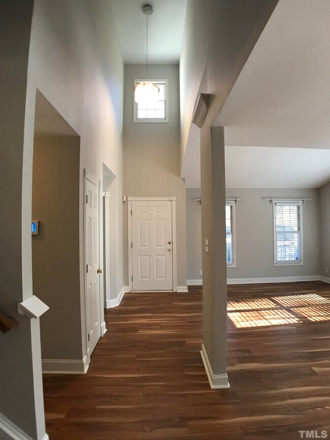 Building Photo - 105 Sandy Creek Ct