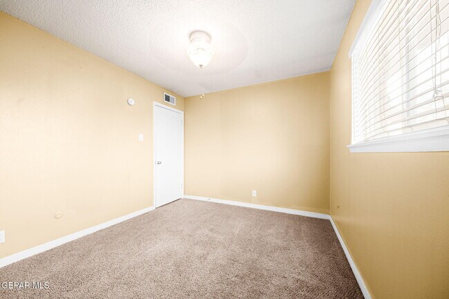 Building Photo - 5656 Kensington Cir