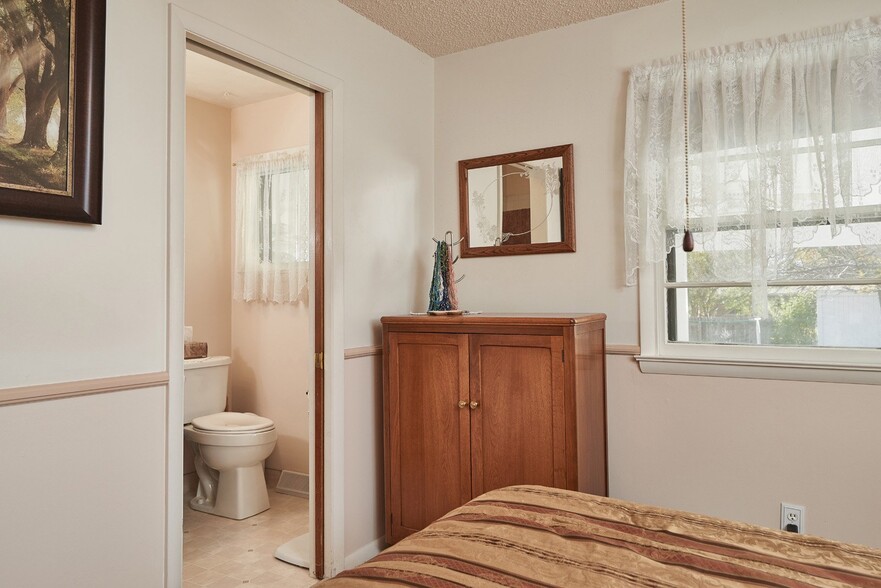 Building Photo - 807 Shoshoni St