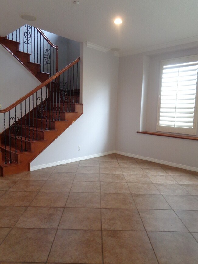 Building Photo - Custom executive home in gated community 1...