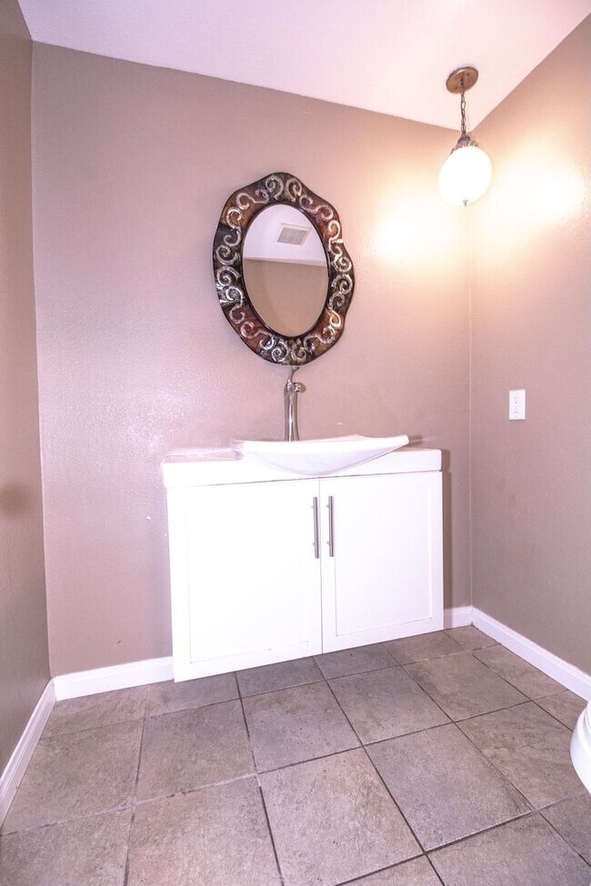 Building Photo - 848 W Huntington Dr