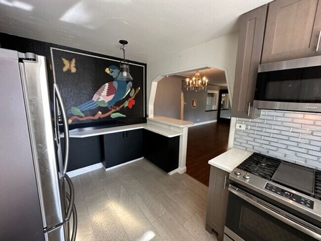 Building Photo - 4BR SFR w/Garage, Updated Kitchen - Deck & Yard in Englewood