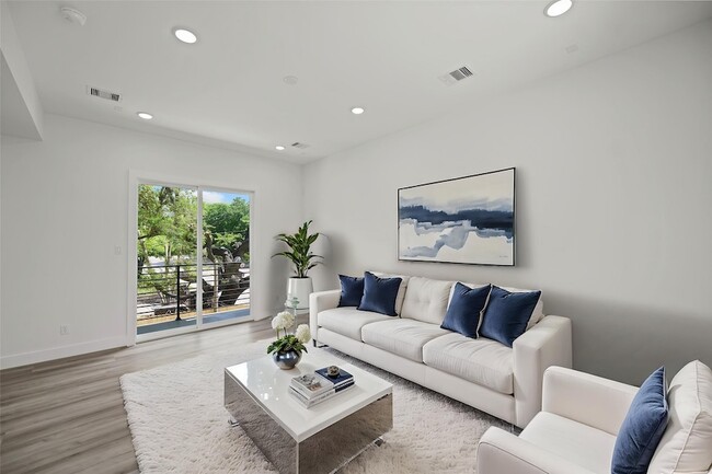 Building Photo - 870 W Little York Rd