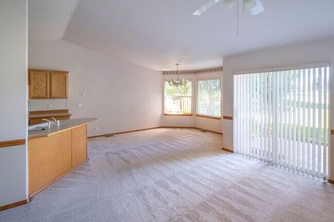 Building Photo - Home in Post Falls!