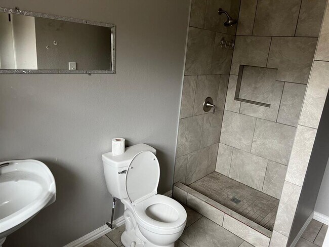 Building Photo - Gorgeous all renovated Home in Huntsville,...