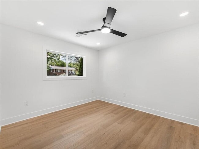 Building Photo - 454 Oak Dr SE