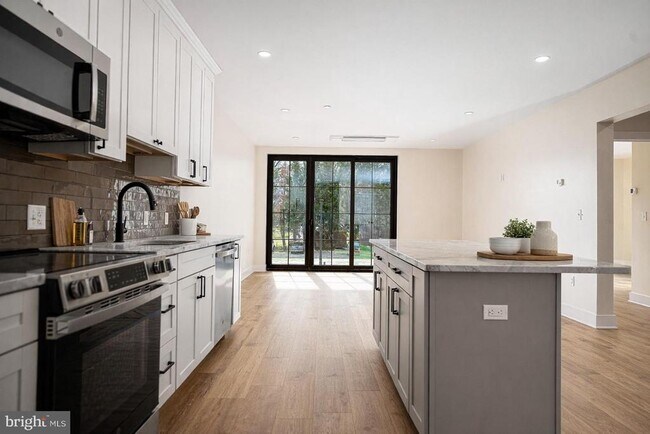 Building Photo - 128 N Bond St