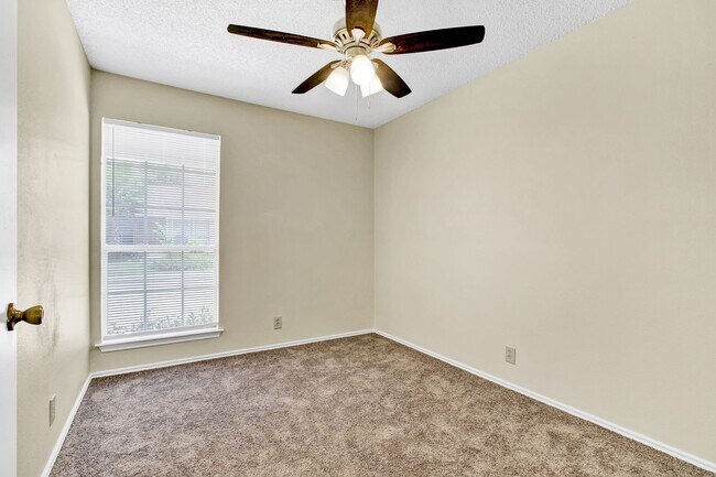Building Photo - Move-In Ready Condo with Open Layout