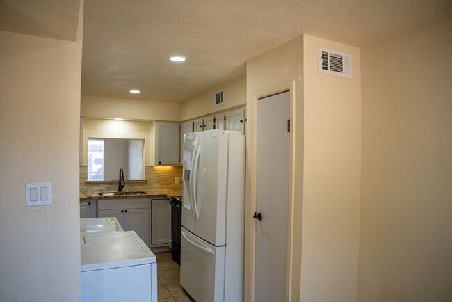 Building Photo - 6482 Alisa Ln