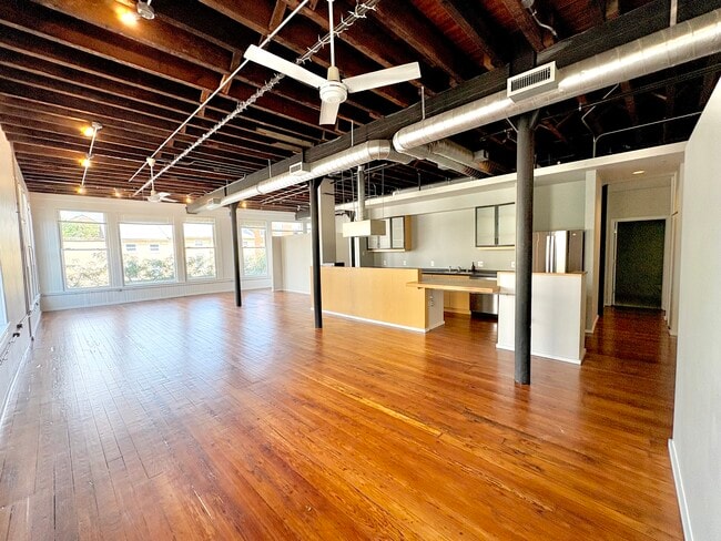 Building Photo - 1000 S Charles St